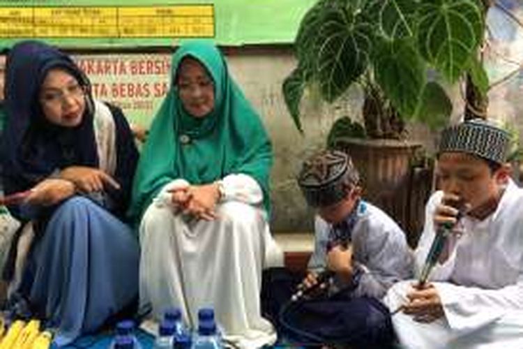Anak-anak membaca Asmaul Husna saat kampanye calon wakil gubernur DKI Jakarta, Sylviana Murni di Jalan Kapitan, Klender, Duren Sawit, Jakarta Timur, Rabu (7/12/2016).