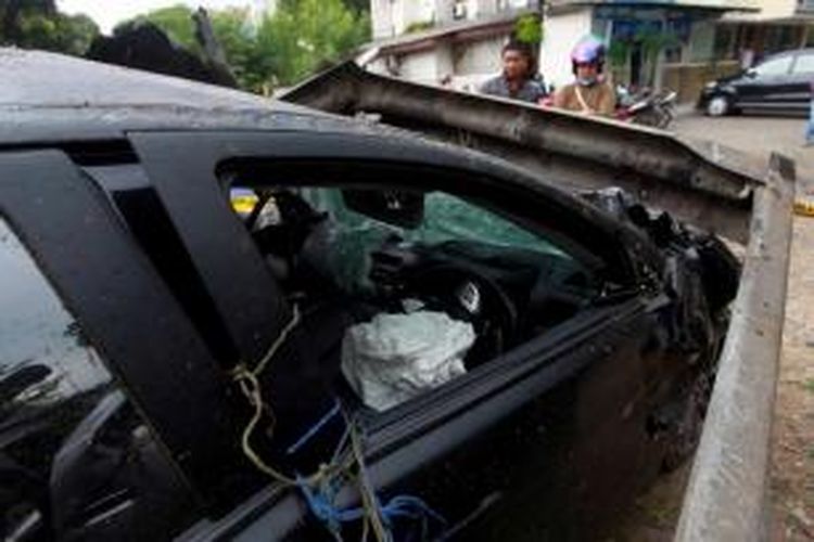 Mobil Lancer B 80 SAL, yang dikemudikan putra bungsu Ahmad Dhani dan Maia Estianty, AQJ, dalam kondisi ringsek akibat kecelakaan di Tol Jakarta-Bogor diamankan di Satlantas Wilayah Jakarta Timur, Minggu (8/9/2013).