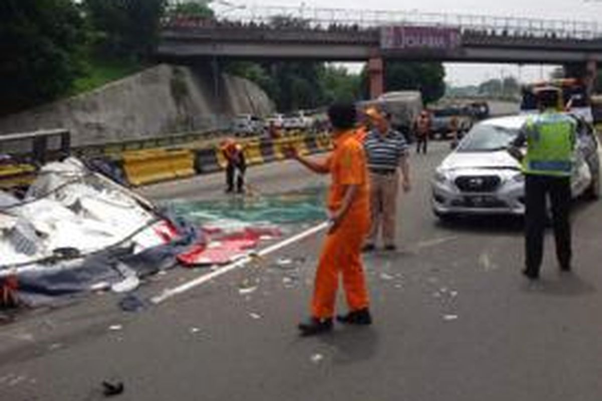 Tabrakan beruntun yang melibatkan lima mobil terjadi di Tol Cawang, Sabtu (19/12/2015). 