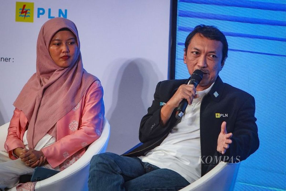 Executive Vice President Aneka Energi Baru Terbarukan PT PLN (Persero) Zainal Arifin (kanan) berbicara dalam acara CEO Goes to Campus di Fakultas Teknik Universitas Indonesia, Depok, Jawa Barat, Rabu (6/12/2023). 