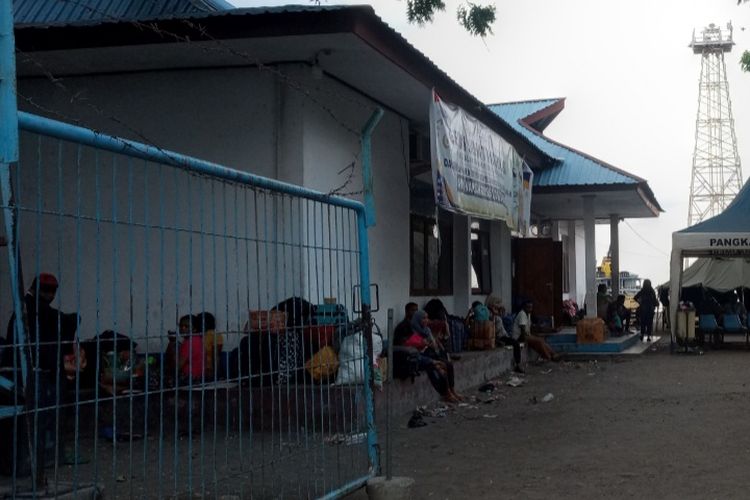 Foto: Para calon penumpang KM Sirimau sedang menunggu di Pelabuhan Lorens Say Maumere, Kabupaten Sikka, NTT pada Rabu (18/5/2022).