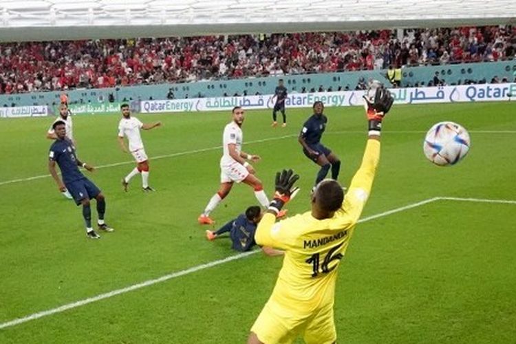 Kiper Perancis, Steve Mandanda, gagal mengantisipasi sundulan pemain Tunisia, Nader Ghandri. Akan tetapi, gol Ghandri dianulir karena offside. Duel Tunisia vs Perancis berlangsung di Education City Stadium, Rabu (30/11/2022) malam WIB.