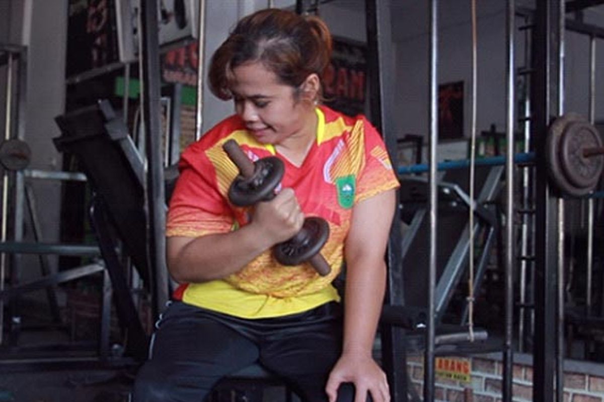 Tari Bunga Hartauli Siburian saat berlatih angkat beban. 