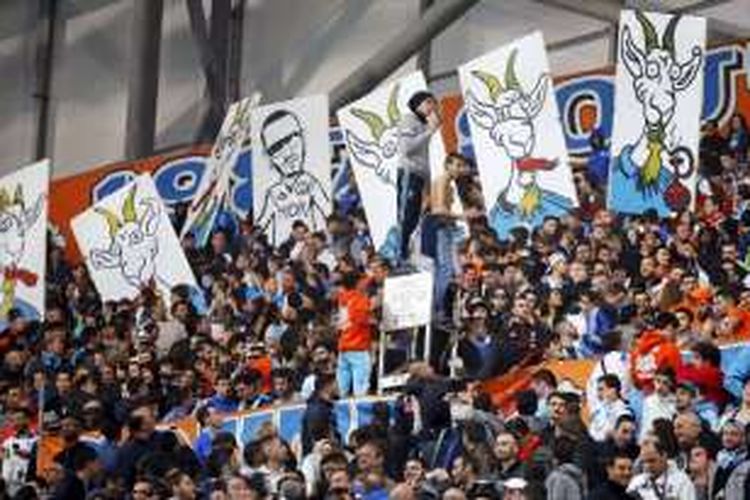 Suporter Marseille membantangkan sejumlah spanduk dengan gambar kambing untuk pemain Marseille. Kambing dalam bahasa Perancis adalah une chèvre dan hewan tersebut dilambangkan untuk pemain yang buruk. 