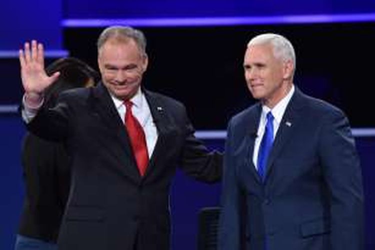 Tim Kaine (kiri), calon wapres dari Partai Demokrat dan rivalnya dari Partai Republik, Mike Pence menyapa mereka yang datang menyaksikan debat cawapres yang digelar di Universitas Longwood, Virginia, AS.