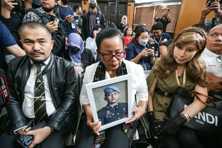 Ibu korban pembunuhan berencana Nofriansyah Yosua Hutabarat atau Brigadir J, Rosti Simanjuntak memegang foto anaknya saat hadir di sidang vonis dengan terdakwa, Ferdy Sambo di Pengadilan Negeri Jakarta Selatan, Senin (13/2/2023).