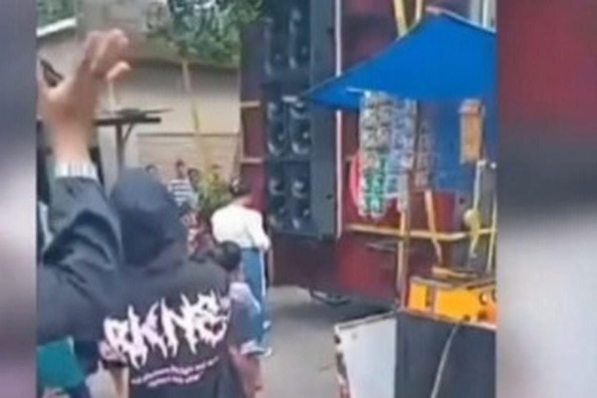 Seorang siswi SMA dan bocah berusia 9 tahun menjadi korban setelah tertimpa peralatan sound horeg yang roboh di Bondowoso pada Minggu (18/5/2025).