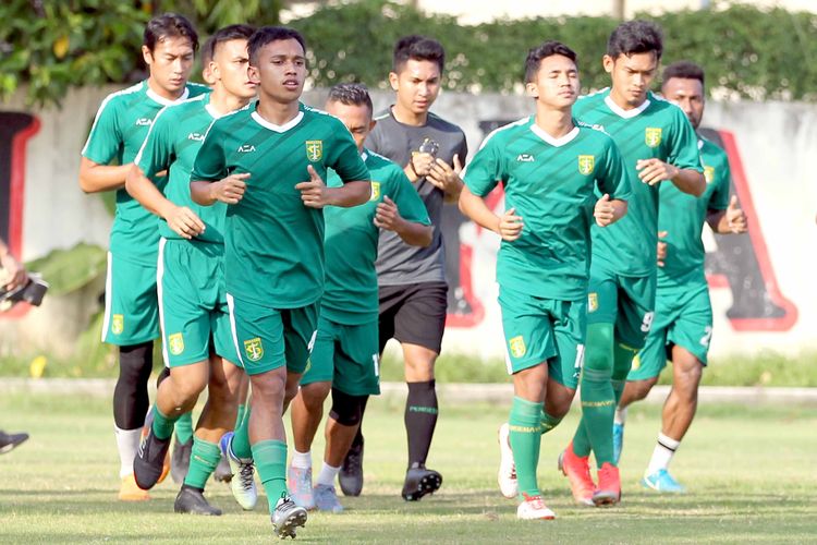 Pemain Persebaya Surabaya Irfan Jaya (kiri) saat latihan bersama di Lapangan Polda Jatim Surabaya, Jawa Timur, Selasa (14/01/2020) sore. 