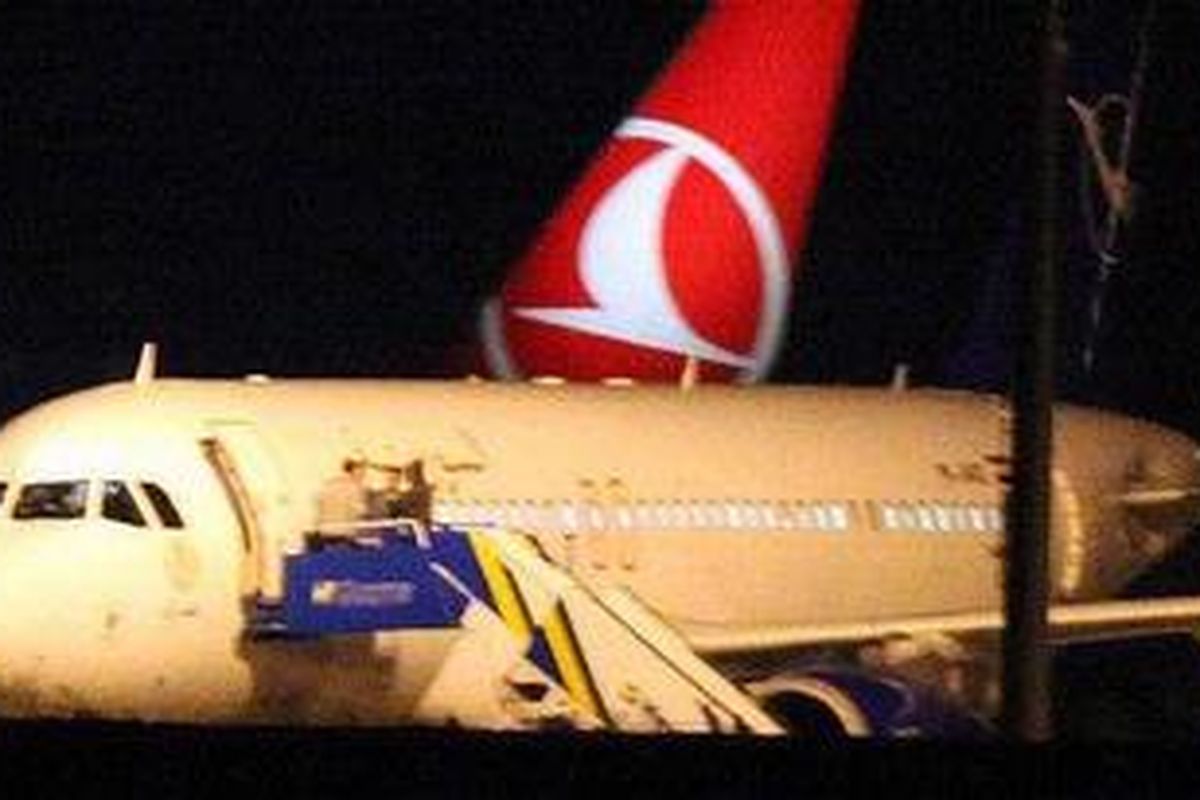 Pesawat penumpang Suriah, dengan nomor penerbangan SRY442,tampak setelah dipaksa mendarat di bandara  Ankara, Turki
