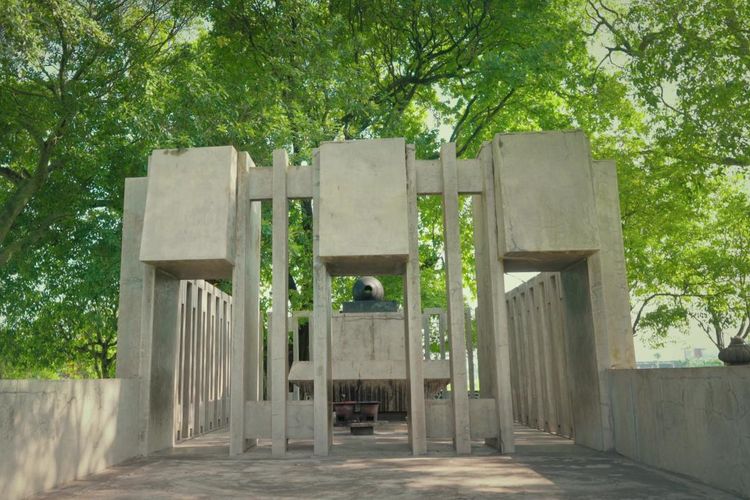 Gerbang utama menuju Petilasan Sri Aji Jayabaya yang dikelilingi pepohonan rindang. Area ini menjadi destinasi edukasi sejarah dan spiritual yang banyak dikunjungi masyarakat dari berbagai daerah.