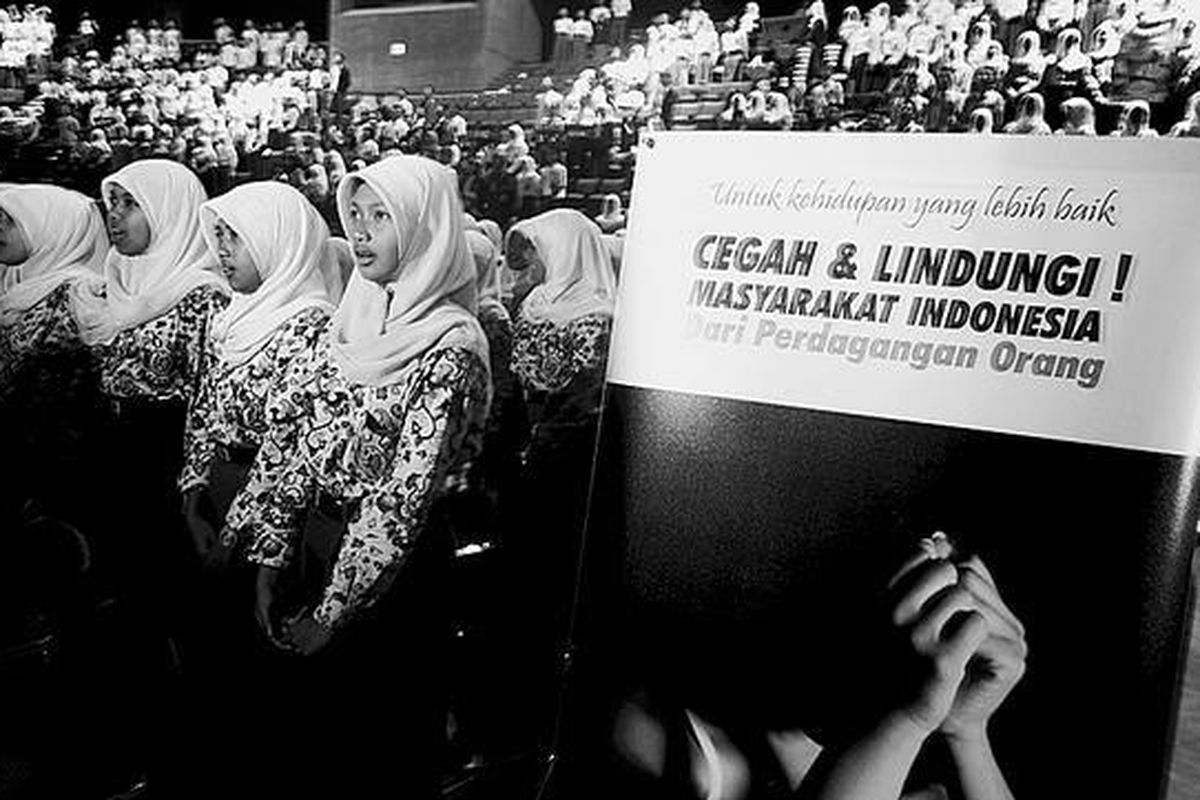 Sejumlah perwakilan siswa SMA se-Jawa Barat mengucapkan deklarasi anti-perdagangan manusia dalam sosialisasi anti-perdagangan manusia kepada pelajar di Sasana Budaya Ganesha, ITB, Bandung, Jumat (31/8).