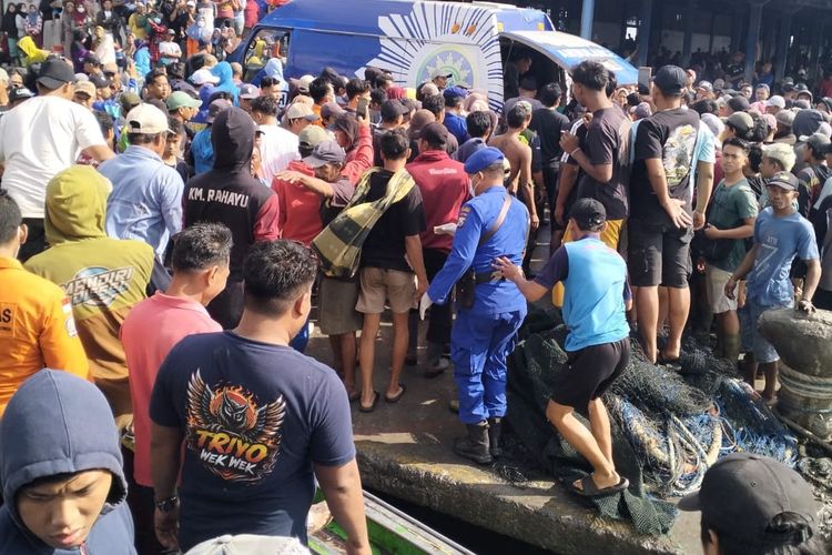KMN Titipan Ilahi 5 Tiba di Brondong, Jenazah Nelayan Lamongan Diserahkan ke Keluarga