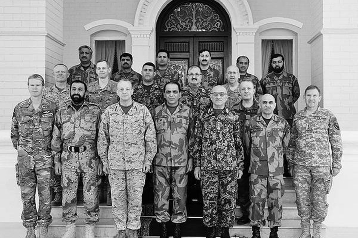 Panglima militer Pakistan Jenderal Ashfaq Kayani (tengah) berfoto bersama Jenderal Marinir John Allen (ketiga dari kiri)-pemimpin tertinggi pasukan Amerika Serikat di Afganistan-dan panglima militer Afganistan Jenderal Sher Muhammad Karimi (ketiga dari kanan), serta delegasi lain, di Rawalpindi, Minggu (13/5). Komandan pasukan koalisi NATO di Afganistan bertemu rekan mereka dari Pakistan dan Afganistan untuk membicarakan keamanan perbatasan, hampir enam bulan setelah serangan udara AS menewaskan 24 tentara Pakistan.