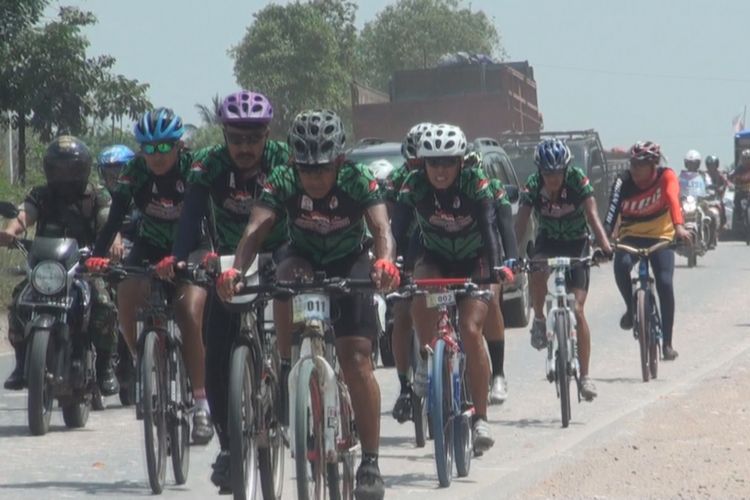 Rombongan Gowes Tour Pesona Nusantara melanjutkan perjalanan ke Kota Palembang