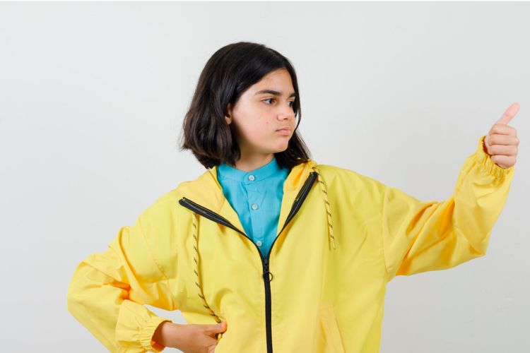 Tetap tampil keren saat langit mendung. Ini inspirasi outfit musim hujan yang nyaman, praktis, dan tetap stylish untuk menemani aktivitasmu seharian.