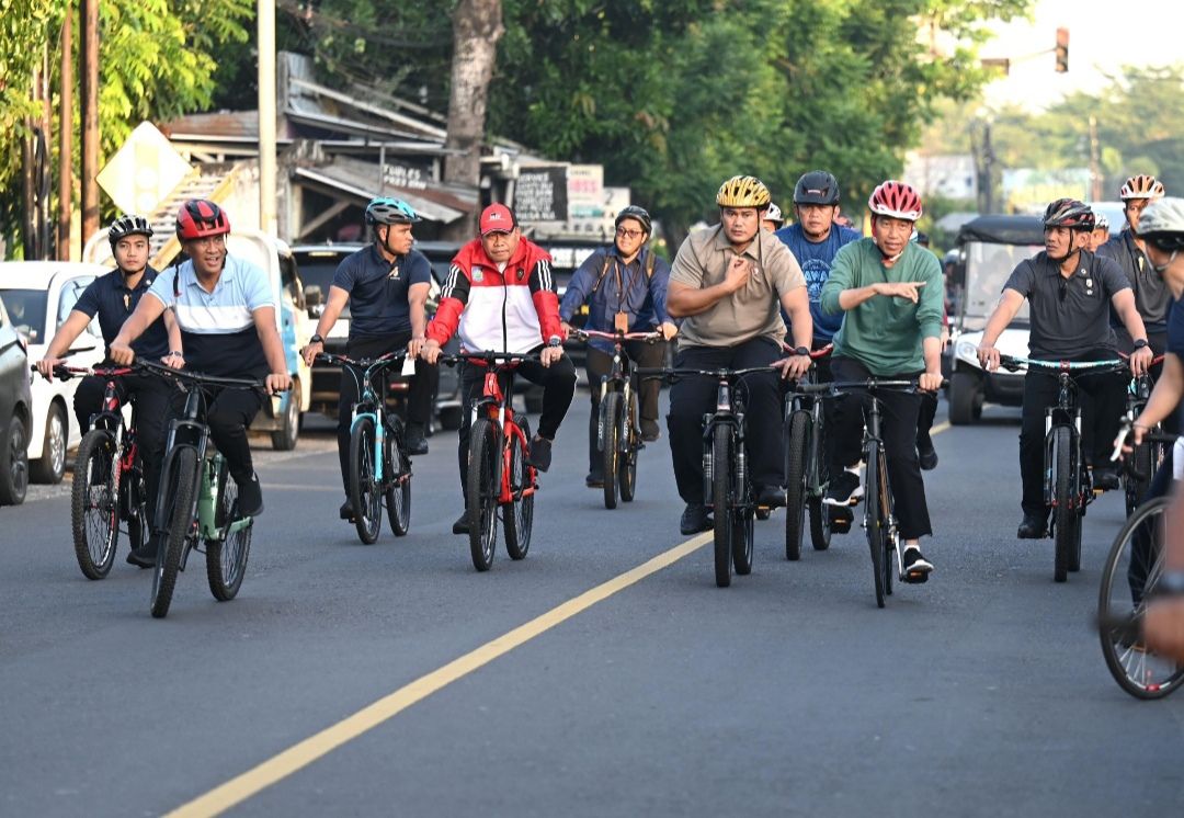 Jokowi dan Mentan Amran Sulaiman Bersepeda Bareng di Mataram