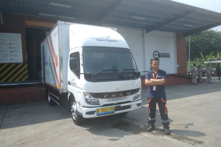  Riki Gunawan, pengemudi PT Yusen Logistics Indonesia, perusahaan pertama yang mengoperasikan truk listrik Mitsubishi Fuso eCanter sebagai kendaraan operasional.