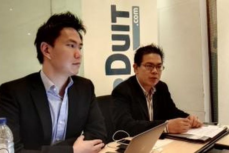 Group CEO iMoney, Lee Ching Wei (kiri) dan Managing Director AturDuit, Chris Antonius (kanan) saat ditemui beberapa media di Jakarta, Jumat (18/9/2015).
