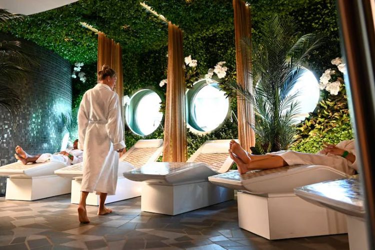 Orangtua dapat menikmati spa di Disney Adventure. 