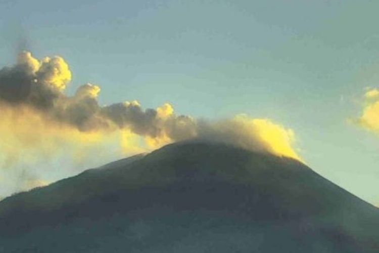 Gunung Ile Lewotolok mengeluarkan asap tebal pada Rabu (15/5/2024)