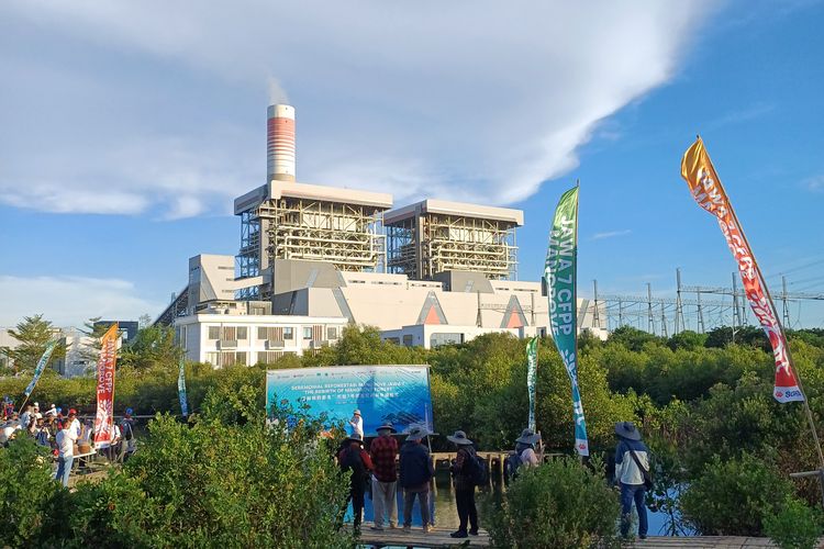 Perwakilan dari Indonesia dan Tiongkok melakukan penanaman mangrove di PLTU Jawa 7, Serang, Banten, pada Minggu (18/5/2025) sebagai bagian dari peringatan 75 tahun hubungan diplomatik kedua negara dan komitmen bersama terhadap pelestarian lingkungan.