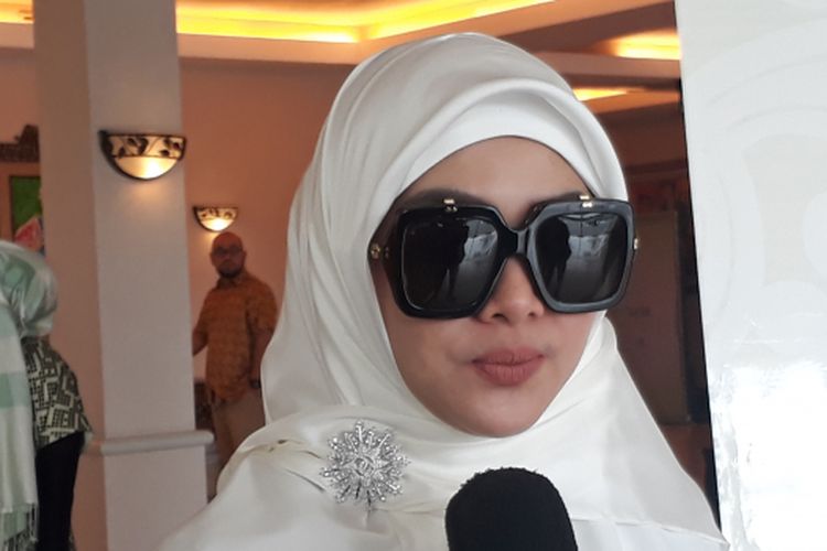 Syahrini ditemui di Bandara Hotel, Soekarno Hatta, Minggu (26/3/2017). Ia dan keluarganya akan menjalankan ibadah umrah pada 26 Maret hingga 7 April 2017.