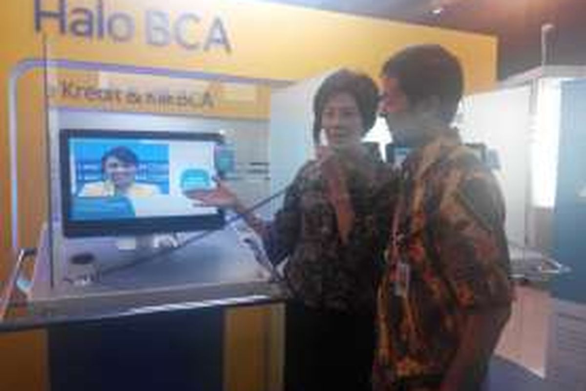 Direktur Utama BCA Life Christine Setyabudhi dan Wakil Presiden Direktur BCA Armand W Hartono dalam sosialisasi BCA V-Chat di Gandaria City, Rabu (7/9/2016).