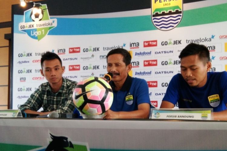 Pelatih Persib Djadjang Nurdjaman saat diwawancarai di Graha Persib, Jalan Sulanaja, Sabtu (10/6/2017)
