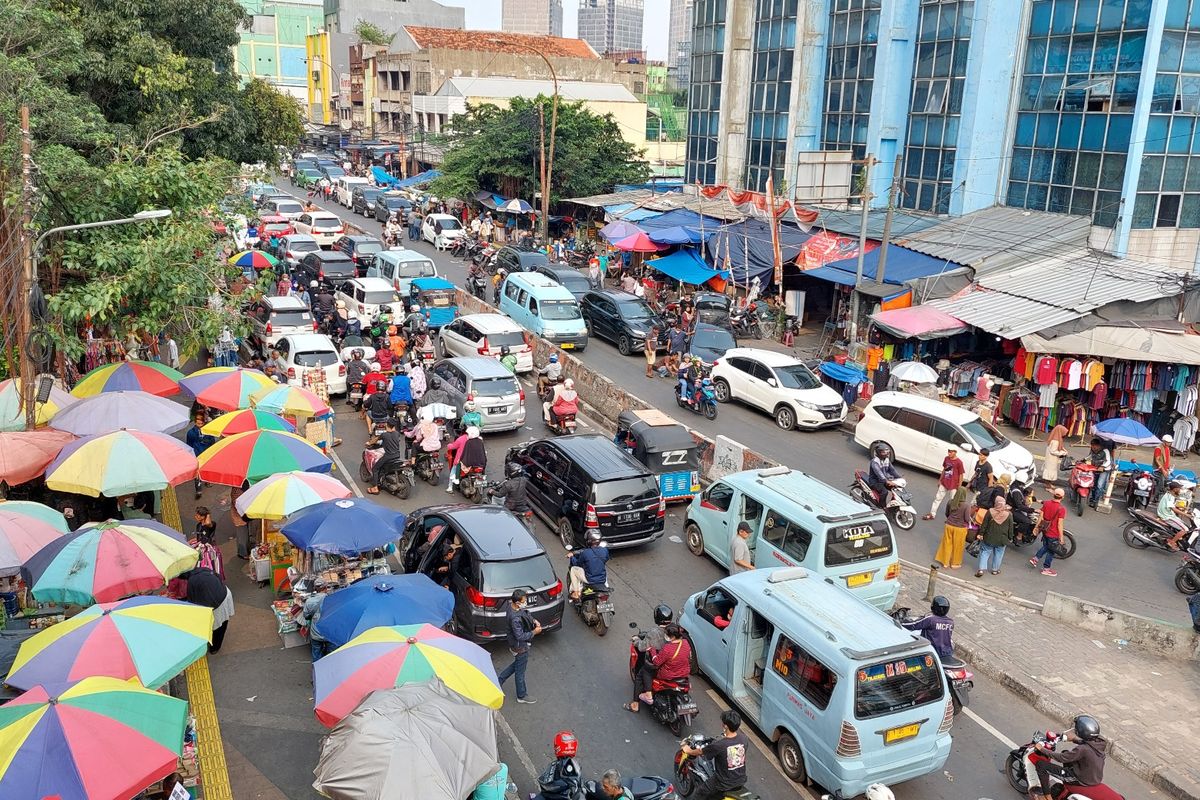 Menjelang Hari Raya Idul Fitri atau lebaran, jalan raya di kawasan Pasar Tanah Abang, Jakarta Pusat, macet panjang, pada Sabtu (16/4/2022) siang.