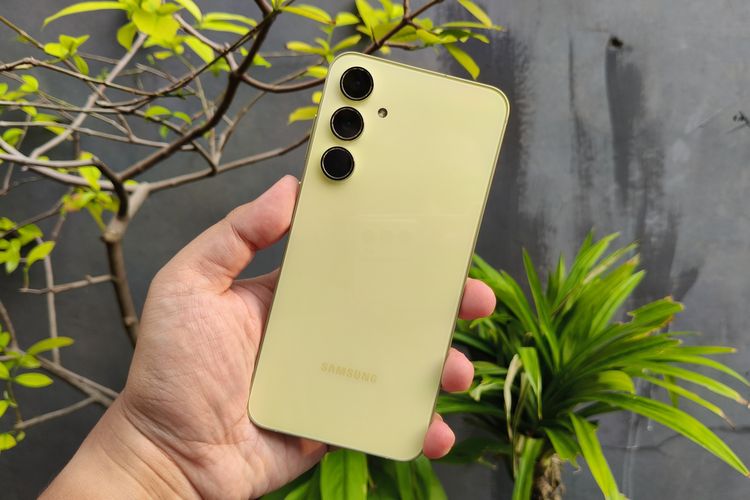 Bagian belakang Galaxy A55. Dengan warna kuning muda yang tak mencolok mata, serta efek pantulan sinar pelangi tadi, maka tak aneh apabila orang lain akan semakin penasaran dan terpaku dengan kecantikan desain punggung Samsung Galaxy A55.