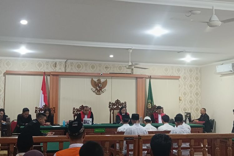 Suasana sidang saat enam anggota perguruan silat mendengar putusan majelis hakim dalam kasus pembunuhan terhadap seorang pemuda, Adhi Putra Krismawan (23), yang digelar di Pengadilan Negeri Denpasar, Bali, pada Kamis (18/7/2024). Kompas.com/ Yohanes Valdi Seriang Ginta