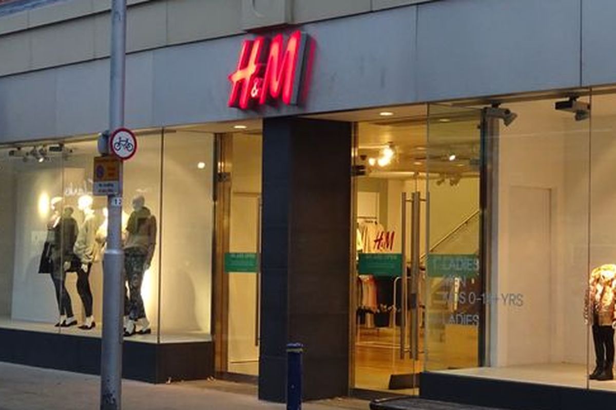 Gerai H&M yang tutup di kota Scunthorpe, Inggris.