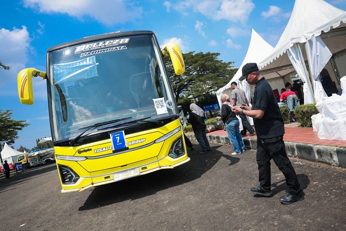 Ratusan bus yang dioperasikan untuk program Mudik Gratis Lebaran 2026 Pemerintah Provinsi (Pemprov) Jateng tiba di di area parkir Museum Purna Bhakti Pertiwi, Taman Mini Indonesia Indah (TMII), Jakarta Timur, Minggu (15/3/2026). 