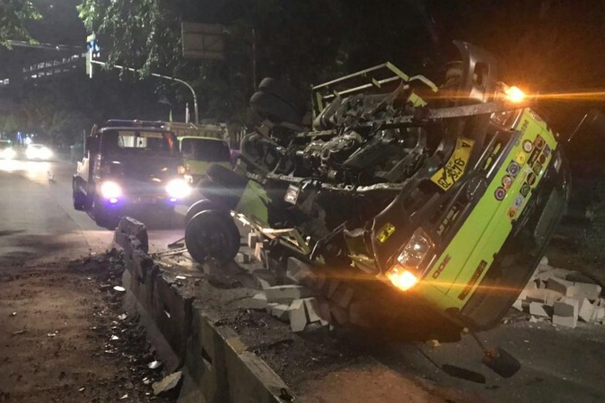 Truk muatan bahan bangunan yang dikemudikan oleh MNA terguling di jalan Raya Alteri Permata Hijau, Kebayoran Lama, Jakarta Selatan, Sabtu (19/6/2021) pagi Kecelakaan itu terjadi karena diduga sopir truk mengantuk hingga kendaraan yang dikemudikan hilang kendali.