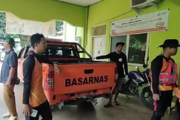 TENGGELAM: Tim SAR gabungan menemukan satu dari 3 orang yang dikabarkan tenggelam di Sungai Cisanggarung, Kecamaran Losari, Brebes, Jawa Tengah, Senin (4/2/2024). 