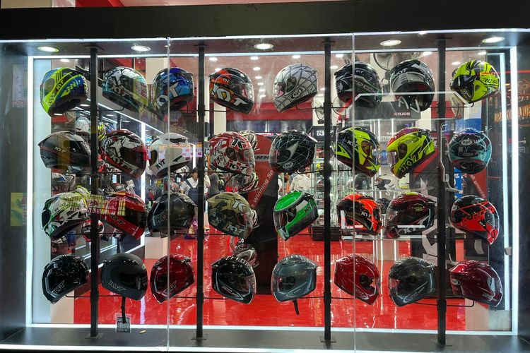 Ilustrasi booth helm di PRJ 2025