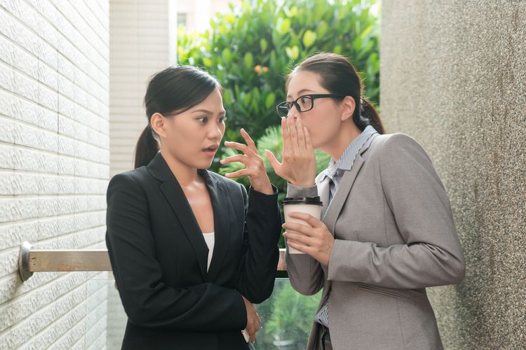Orang yang takut menikah kadang mencemooh atau berlaku julid pada pasangan yang menikah. Psikolog ungkap alasannya berikut ini.