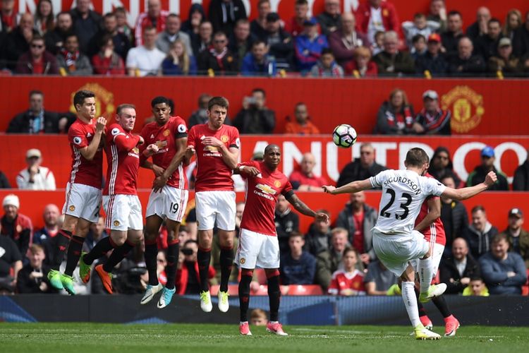 Gylfi Sigurdsson mencetak gol tendangan bebas buat Swansea City saat melawan Manchester United pada partai lanjutan Premier League - kasta teratas Liga Inggris - di Stadion Old Trafford, Minggu (30/4/2017).