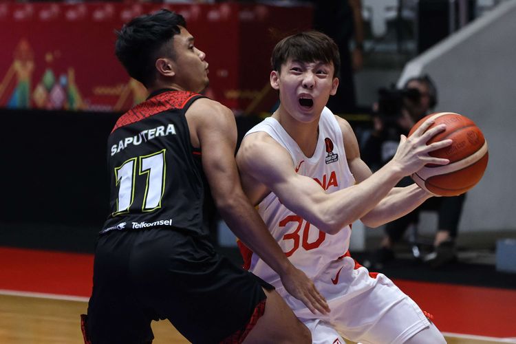 Pemain timnas basket China, Jie Xu mencoba melewati pemain timnas basket Indonesia pada laga playoff FIBA Asia Cup 2022 di Istora Senayan, Jakarta, Senin (18/7/2022). Indonesia kalah dengan skor 58-108.