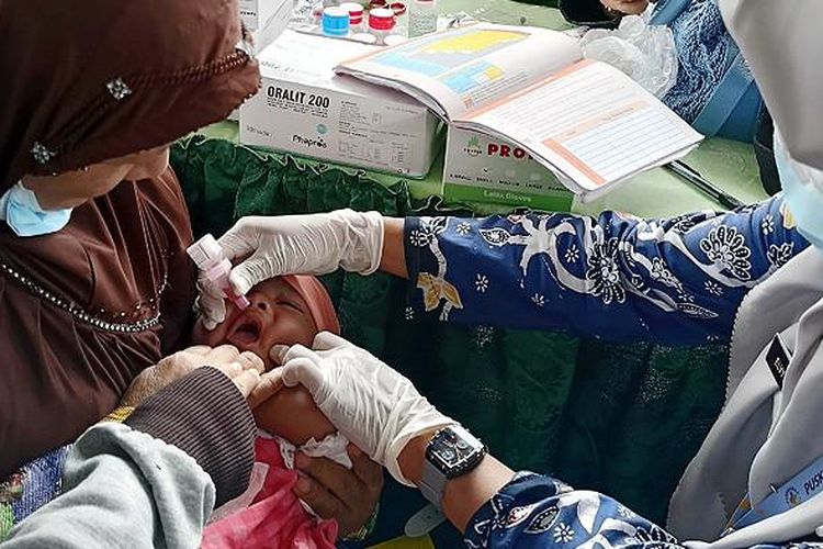 seorang balita sedang menjalani vaksinasi campak di Sidoarjo, Jawa Timur.