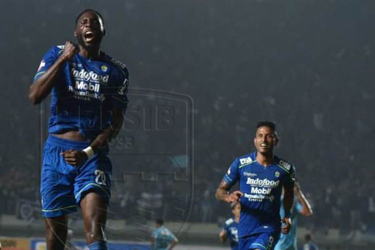 Geoffrey Castilllion (tengah) merayakan golnya pada laga Persib vs Persela di Stadion Si Jalak Harupat, Kab. Bandung, Minggu (1/3/2020).  