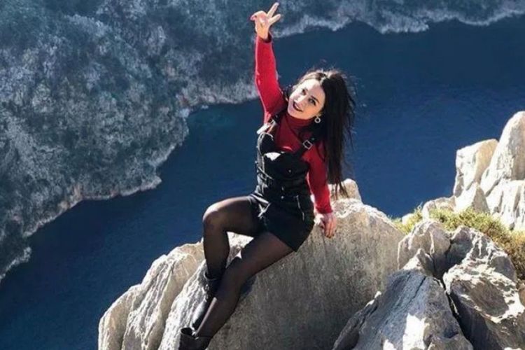 Olesia Suspitsina (31) tewas terjatuh saat berfoto, ketika merayakan berakhirnya lockdown Turki dengan panjat tebing. (Instagram via New York Post)