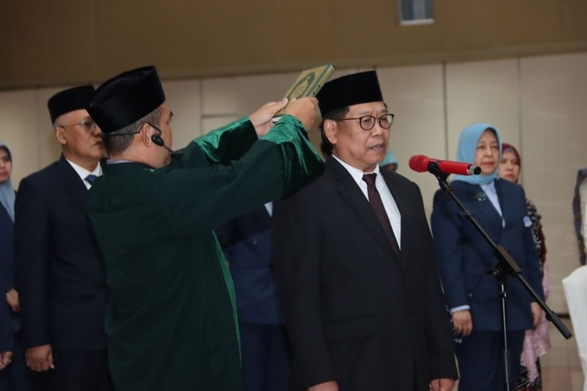 Dr Mohamad Yunus, SS, MA, resmi dilantik sebagai Rektor Universitas Terbuka (UT) untuk masa jabatan periode 2021-2025 di Universitas Terbuka Convention Center (UTCC), Kantor UT Pusat, Tangerang Selatan, Kamis (16/1/2025). 