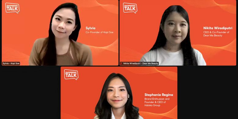 Tiga narasumber dalam acara ShopeePay Talk Kolaborasi Hasilkan Kreasi, yaitu Co-Founder Kopi Soe Sylvia, CEO & Co-Founder Dear Me Beauty Nikita Wiradiputri, serta Brand Enthusiast dan Founder & CEO Haloka Group Stephanie Regina.
