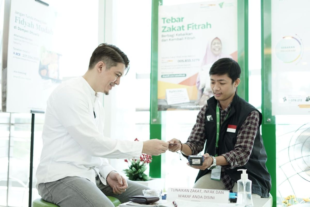 Meski zakat dapat dilakukan di mana saja melalui berbagai media daring, Irwansyah memilih untuk menunaikan zakatnya secara langsung di konter Dompet Dhuafa. 