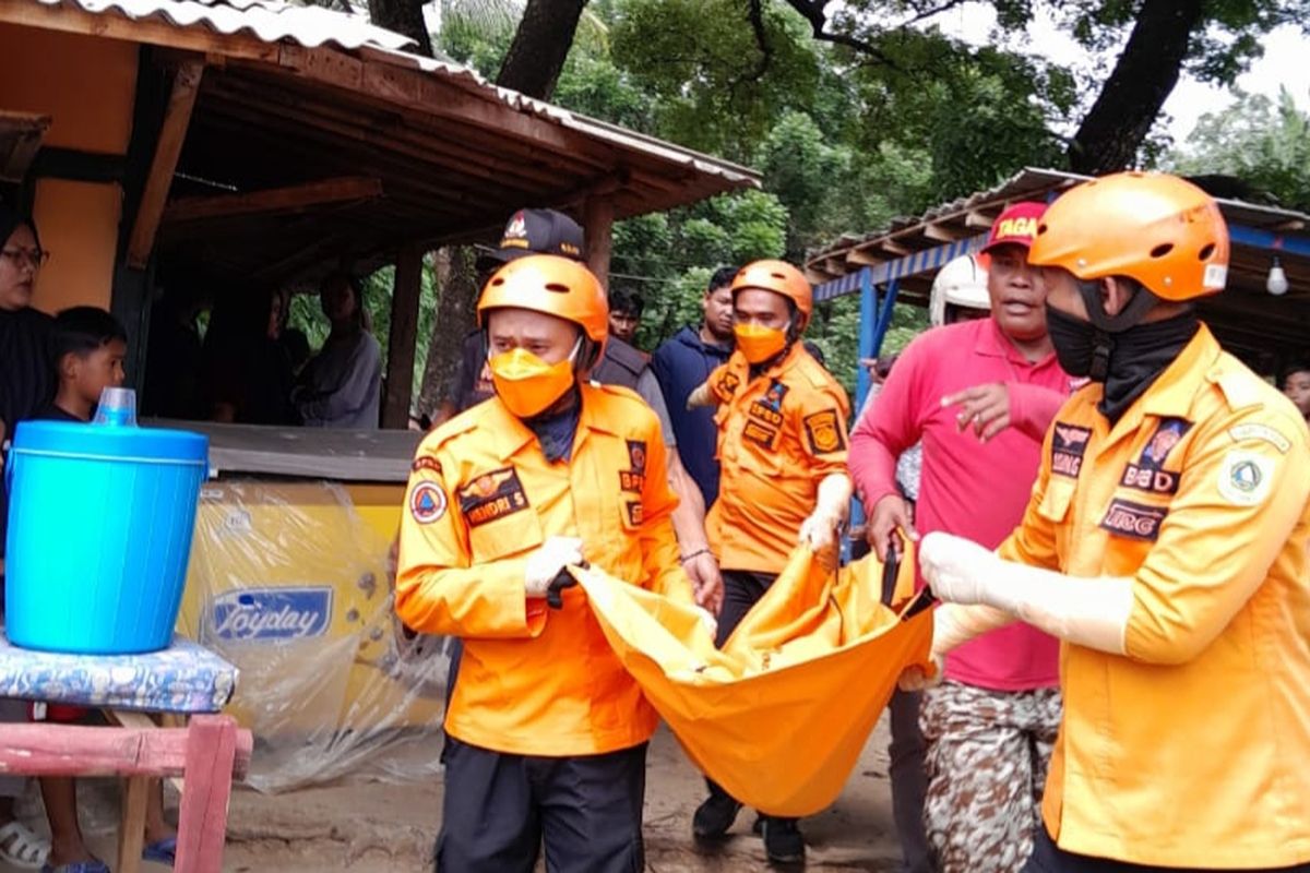 Tim SAR gabungan mengevakuasi jasad remaja berinisial MA (14) usai tenggelam di Curug Dengdeng, Kecamatam Klapanunggal, Kabupaten Bogor, Minggu (30/11/2025). Dok BPBD