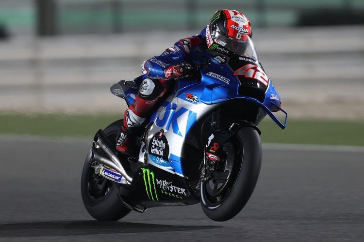 Alex Rins saat berlaga pada MotoGP Qatar 2022. (Photo by KARIM JAAFAR / AFP)