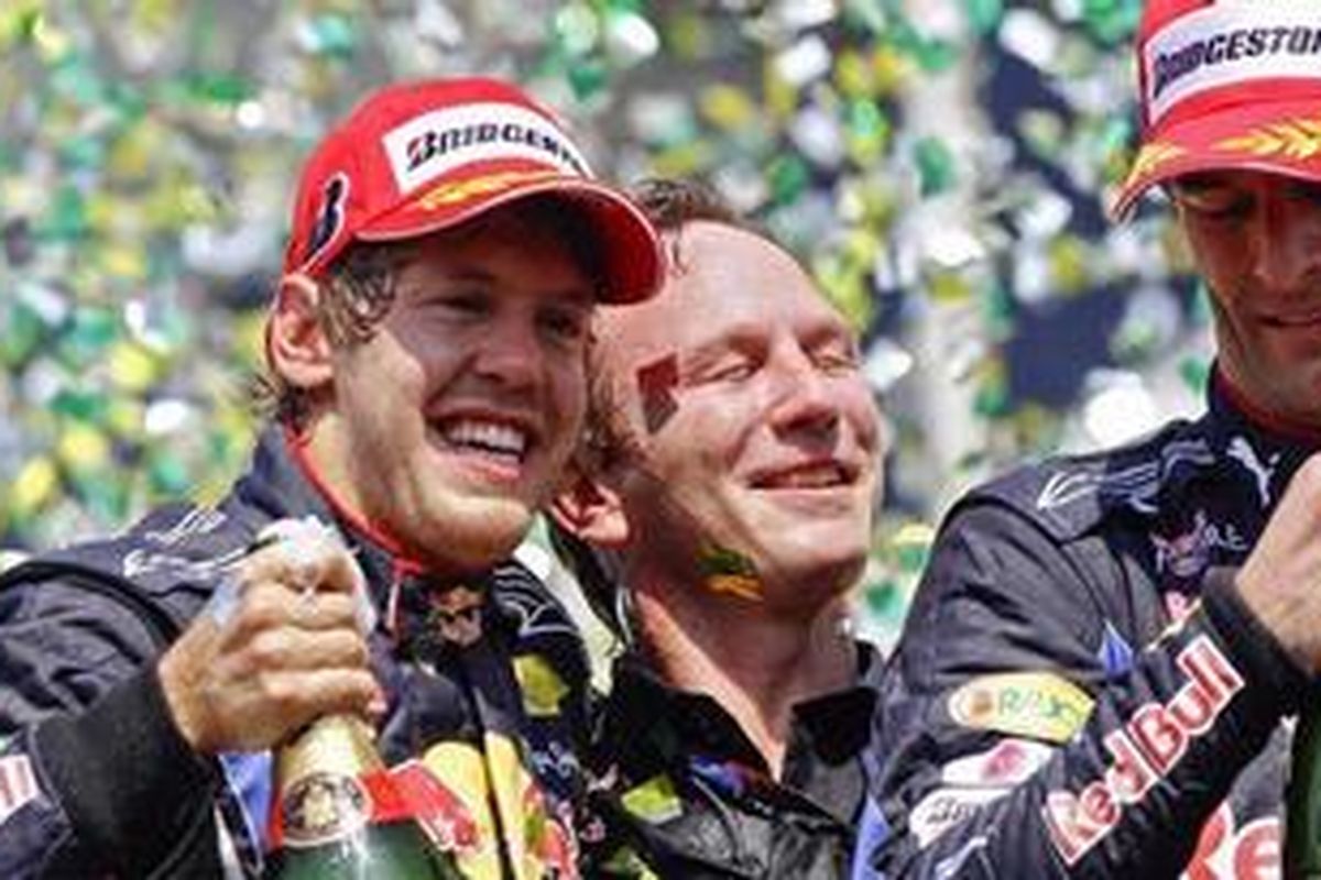 Sebastian Vettel (kiri) siap membantu rekan setimnya, Mark Webber (kanan).