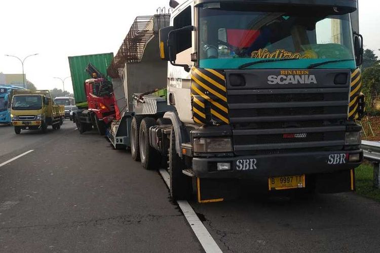 Kecelakaan dua truk di Tol Jagorawi KM 11+700 arah Jakarta, Cipayung, Jakarta Timur, sebabkan macet panjang, Kamus (19/12/2019).