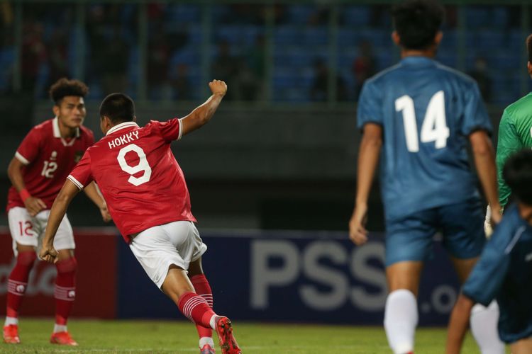 Pemain timnas U19 Indonesia Hokky Caraka melakukan selebrasi usai membobol gawang Brunei Darus pada laga lanjutan Grup A Piala AFF U19 2022 yang digelar di Stadion Patriot Candrabhaga, Bekasi, Senin (4/7/2022). Indonesia unggul 7-0 atas Brunei